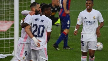 Real Madrid&#039;s French forward Karim Benzema (L) celebrates with teammates after scoring a goal during the Spanish League football match between Real Madrid CF and SD Eibar at the Alfredo di Stefano stadium in Valdebebas on the outskirts of Madrid on A