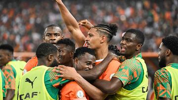 Haller celebra con sus compañeros el gol de la victoria.