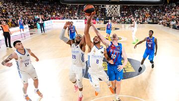 Adam Hanga y Guerschon Yabusele pelean el rebote con Rolands Smits, mientras Deck y Hayes observan.