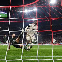 Alphonso Davies elimina a Auston Trusty y Cameron Carter-Vickers