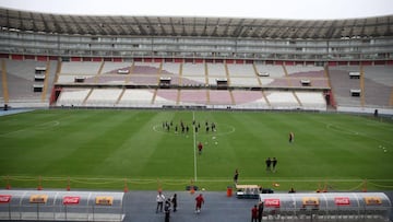 Los jugadores de la selecci&oacute;n peruana participan de un entrenamiento donde reconocen la cancha del Estadio Nacional de Lima.