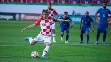 Luka Modric lanza un penalti contra Azerbaiy&aacute;n.