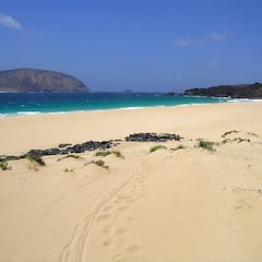 En Reino Unido se olvidan de Tenerife y Lanzarote y se van a la isla española “oculta en el tiempo” con playas doradas
