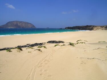 En el norte de La Graciosa, encontramos Las Conchas. Un auténtico paraíso si quieres pasar una agradable jornada de total desconexión del mundo. Aguas turquesas y arenas doradas que hacen las delicias de todos sus visitantes ya que la playa se encuentra rodeada de un increíble paraje rústico con islas vecinas deshabitadas como son Alegranza y Montaña Clara. 