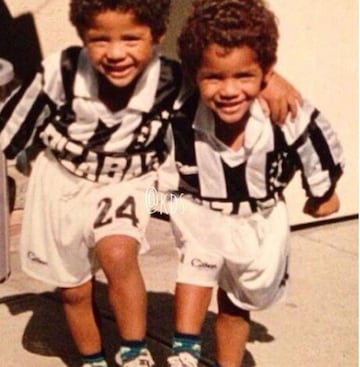 Casi pierde el Mundial 2010 en Sudáfrica porque su padre estaba enojada, ya que su hermano Jonathan no fue convocado por Javier Aguirre. Al final sí formó parte de la selección mexicana. La foto es de su cuenta de INstagran junto a su hermano Jonathan.