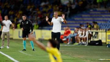 Gaizka Garitano en el banquillo del Estadio de Gran Canaria en el encuentro que medía al Cádiz y a Las Palmas.