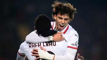 Rafael Leao celebra un gol con João Félix.