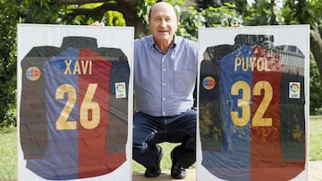 Joan Vil&agrave;, con las camisetas de los debuts de Xavi y Puyol.
 
 