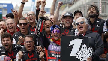 Martín celebra su victoria en Le Mans junto a Campinoti (con el 1 en la mano) y los miembros del Prima Pramac.