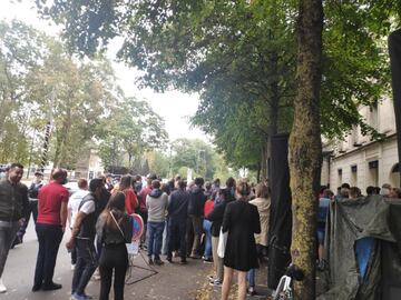 La gente se agolpa a las puertas del Hotel Continental de Reims antes del partido contra el PSG.