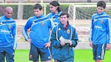 <b>EXPLICACIONES. </b>Marcelino da instrucciones a sus jugadores durante el entrenamiento de ayer en la Ciudad Deportiva.