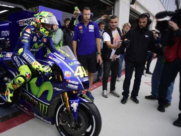 Movistar Yamaha MotoGP&#039;s Italian rider Valentino Rossi leaves the box during the Moto GP first free practice during the Moto Grand Prix of Aragon at the Motorland circuit in Alcaniz on September 22, 2017. / AFP PHOTO / JAVIER SORIANO