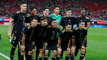 AME8133. GUADALAJARA (MÉXICO), 14/10/2025.- Jugadores de México forman este martes, previo a un partido amistoso entre la selección de México y Ecuador, en el Estadio Akron, en Guadalajara (México). EFE/ Francisco Guasco