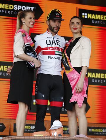 El ciclista colombiano se quedó con la tercera jornada del Giro de Italia tras la descalificación al corredor italiano por un movimiento ilegal en el sprint.