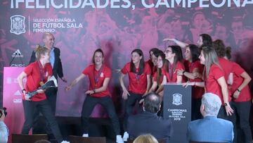 La Selección femenina de fútbol sala con el trofeo