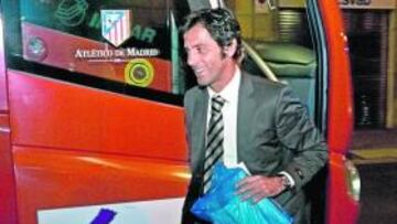 <b>PRIMER DESTINO. </b>Quique desciende del autocar a su llegada al hotel de concentración en Bilbao.