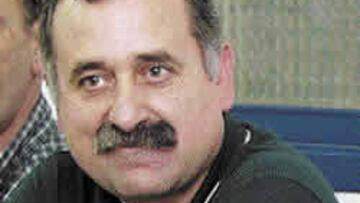 <B>UN PRESIDENTE PARA UNA HAZAÑA.</b> En la imagen de arriba, Domingo Díaz de Mera, presidente del Ciudad Real. Abajo, el equipo festejando la Recopa de Europa ganada en Alemania el pasado mes.