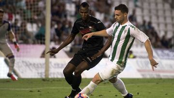 Rodr&iacute;guez  protege un bal&oacute;n ante Uche, del Granada