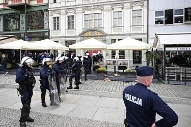 La policía polaca vigila las calles de Breslavia, donde se concentran las aficiones del Betis y del Chelsea, a pocas horas del inicio de la final.