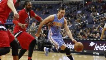 Danilo Gallinari dribla ante Nené.