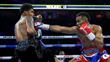 Shakur Stevenson y Edwin De Los Santos durante la disputa por el CMB del peso ligero en el T-Mobile Arena de Las Vegas.