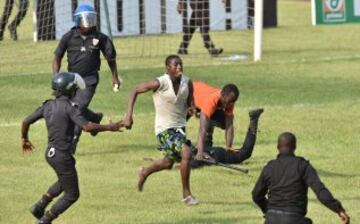 El público invadió el estadio Felix Houphouet-Boigny tras el encuentro de clasificación para la Copa Africana entre Costa de Marfil y Camerún.