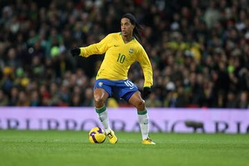 La magia era indiscutible en el 10 brasileño, quien fue campeón del Mundo en Corea y Japón 2002.
Se añadieron 12 jugadores más, tal y como se hizo en la Copa del Mundo con las bancas.