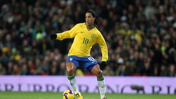 La magia era indiscutible en el 10 brasileño, quien fue campeón del Mundo en Corea y Japón 2002.
Se añadieron 12 jugadores más, tal y como se hizo en la Copa del Mundo con las bancas.