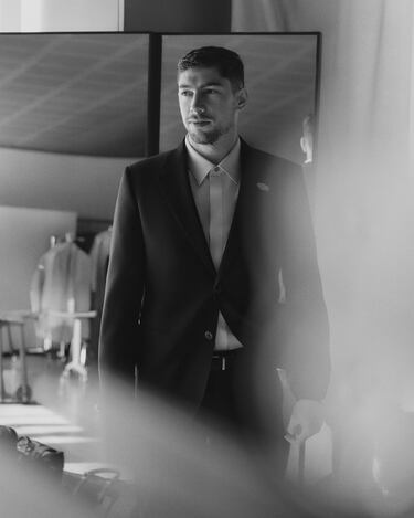 Valverde posa con el nuevo traje de viaje. 