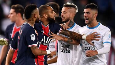 Marseille's Spanish defender Alvara Gonzalez (R) argues with Paris Saint-Germain's Brazilian forward Neymar (L) during the French L1 football match between Paris Saint-Germain (PSG) and Marseille (OM) at the Parc de Princes stadium in Paris on September 1