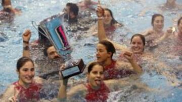 Las jugadoras del Olympiakos, con la Copa de Europa.