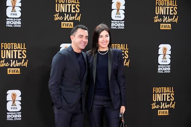 Xavi Hernández, exfutbolista y entrenador español, junto a su esposa, Nuria Cunillera.