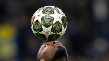 Marcus Thuram, del Inter de Milán, calienta antes del partido de vuelta de las semifinales de la Liga de Campeones entre el Inter de Milán y el Barcelona en el estadio San Siro de Milán.