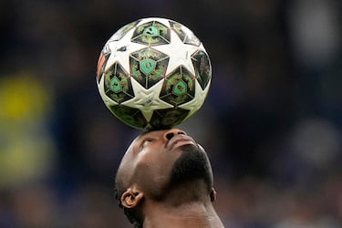 Marcus Thuram, del Inter de Milán, calienta antes del partido de vuelta de las semifinales de la Liga de Campeones entre el Inter de Milán y el Barcelona en el estadio San Siro de Milán.