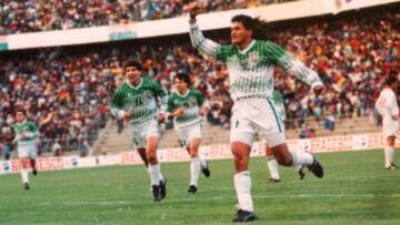 Jugó en equipos como América de Cali, Colo Colo, DC United y Albacete de España.