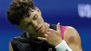 El tenista estadounidense Ben Shelton hace el gesto de una llamada de teléfono tras su victoria ante Frances Tiafoe en los cuartos de final del US Open.