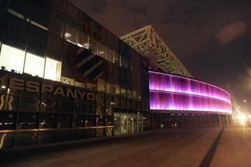 El estadio de Cornellá iluminado de rosa.


