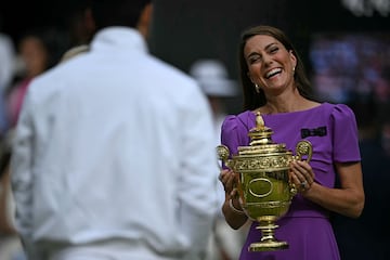 La princesa Catalina de Gales fue la encargada de entregar el trofeo de campeón de Wimbledon 2024 a Carlos Alcaraz.