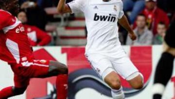 <b>TRABAJADOR. </b>Benzema no tuvo fortuna de cara al gol, pero lo intentó y cayó bien a banda izquierda.