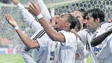 <b>EN FORMA. </b>Robinho, en el encuentro Real Madrid-Barcelona del pasado 22 de octubre, celebra con la grada la victoria por 2-0.