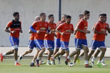 El jugador de Universidad de Chile David Pizarro controla el balon durante la practica matutina en el CDA de Santiago, Chile.