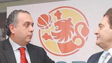 <b>DOS AÑOS MÁS. </b>José Luis Sáez, presidente de la FEB, y Mario Pesquera tras firmar el acuerdo.