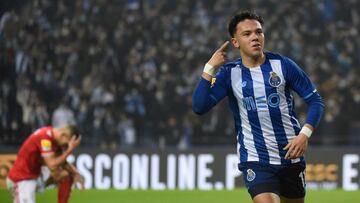 Pepe Cossa celebra el segundo gol contra el Benfica.