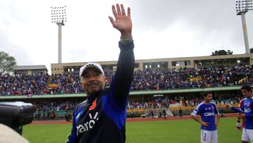 Futbol, Universidad de Concepcion vs Universidad de Chile.
Copa Chile 2012.
El entrenador de Universidad de Chile Jorge Sampaoli se deside de la hinchada despues del partido de primera division contra Universidad de Concepcion disputado en el estadio Collao en Concepcion, Chile.
02/12/2012
Dragomir Yankovic/Photosport***************
Football, Universidad de Concepcion vs Universidad de Chile
Chile Cup 2012.
Universidad de Chile«s head coach Jorge Sampaoli farewell to the fans after the first division football match against Universidad de Concepcion held at Collao stadium in Concepcion, Chile.
02/12/2012
Dragomir Yankovic/Photosport
