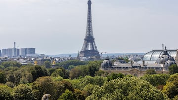 Paris (France), 31/07/2024.- A view of the Eiffel Tower from a rooftop at Place de la Concorde in Paris, France, 31 July. The Pegaso anti-drone team of the Spanish Guardia Civil, in collaboration with the French Gendarmerie, is an anti-drone unit with the objective of maintaining security until the end of the Paris 2024 Olympic Games. (Francia, Concordia) EFE/EPA/ANDRE PAIN