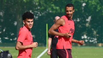 Luis Díaz y Joel Matip durante un entrenamiento de Liverpool.