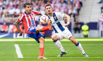 Javi Hernández, ante Correa, en el último partido en el Metropolitano. 