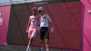 Del Toro y Ayuso, en una presentación de salida en el Giro.