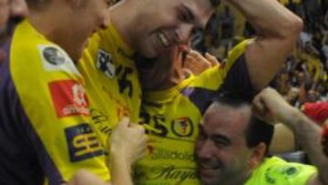 <b>HÉROE. </b>La afición del Cuatro Rayas Valladolid jalea a Bilbija, felicitado por toda la plantilla. El lateral logró el tanto de la victoria ante el Barcelona en el último segundo.