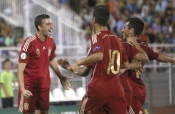 El delantero de España Mayoral, celebra con sus compañeros el gol marcado que ha marcado ante Rusia, durante la final del Europeo sub-19 que las selecciones de España y Rusia disputan hoy en el estadio municipal de Katerini.